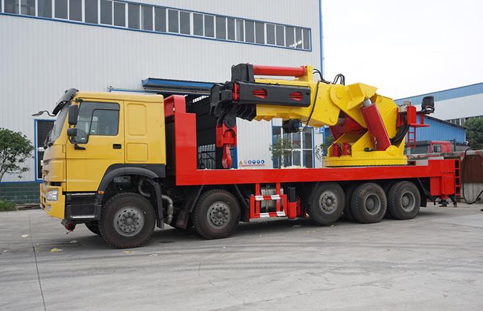 Knuckle boom truck